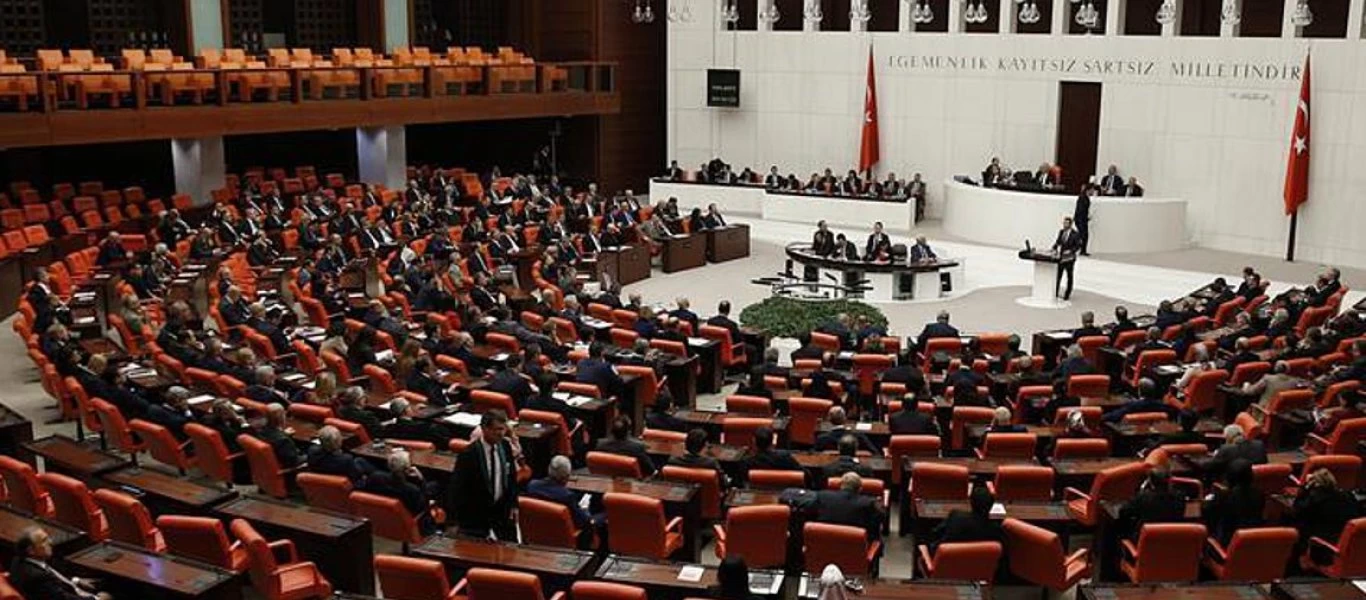 Σύσσωμη η τουρκική βουλή με τον Ερντογάν κατά Μακρόν: «Είναι ασεβής - Μπορεί να έχουμε κρίση με παγκόσμιες συνέπειες»